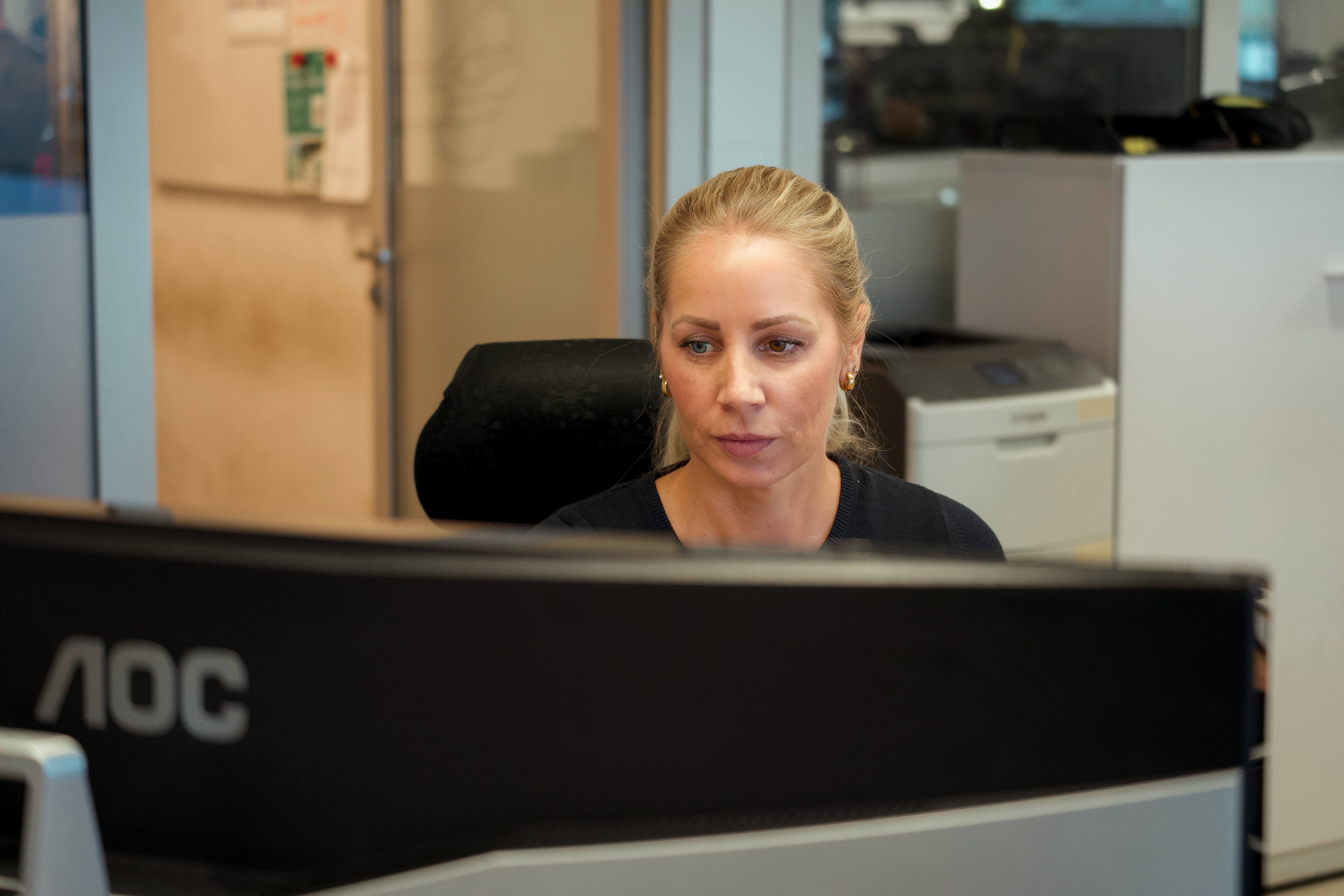 Kvinner sitter på pc i kontorlandskap