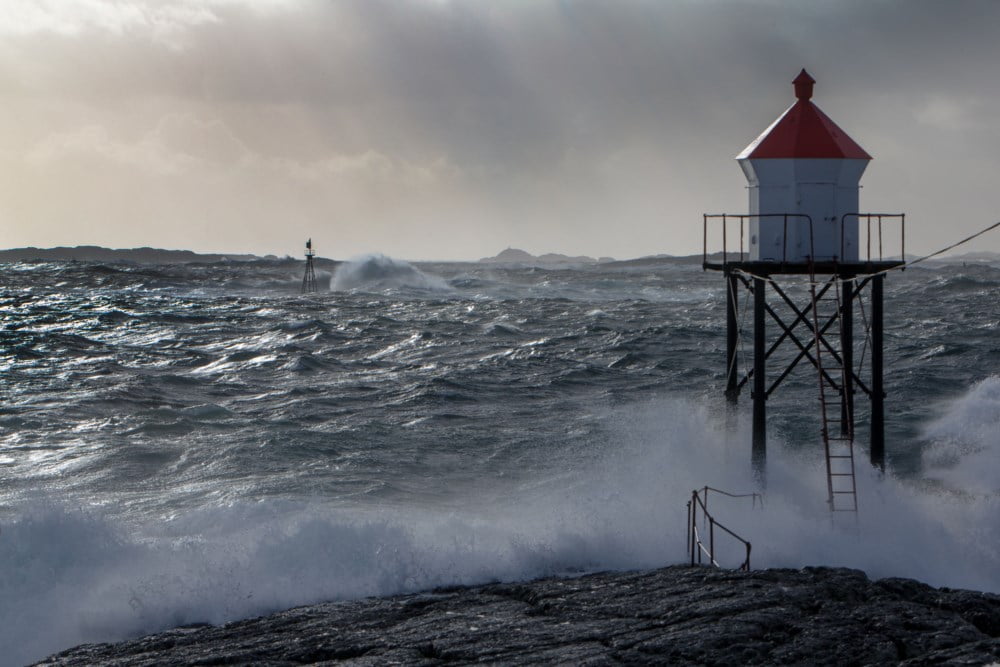 Et tårn ved havet omgitt av bølger