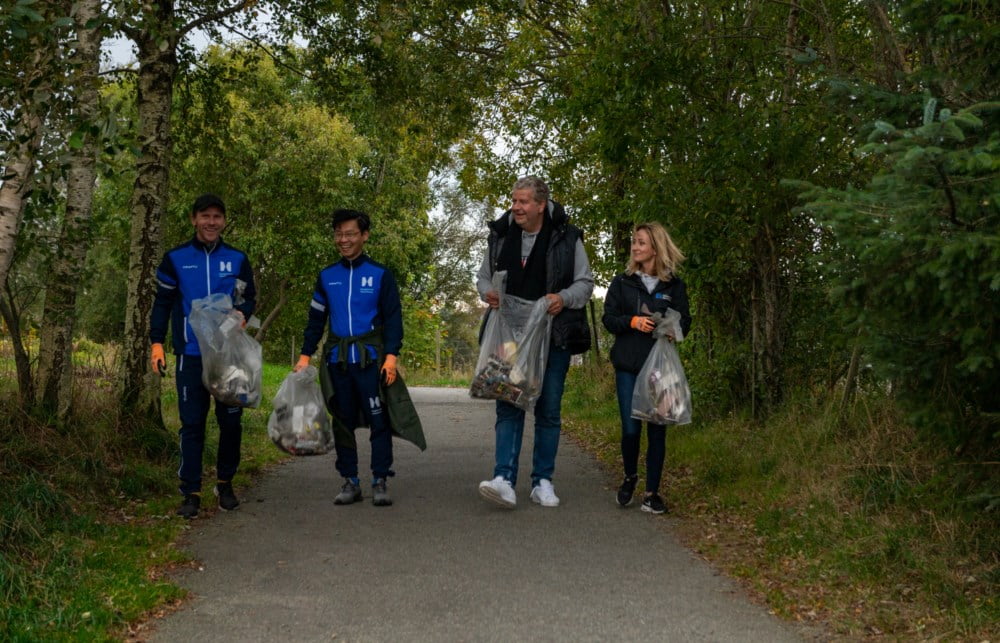 Ansatte i Haugesund plukker søppel i skogen