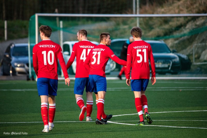 Fotballspillere fra Ølen IL i en fotballkamp