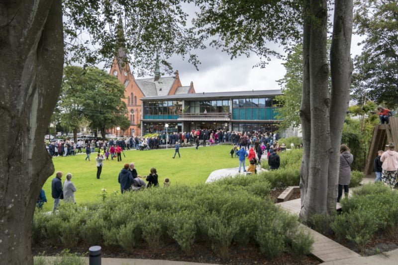 Haugeund Folkebibliotek gjenåpnes med mange folk utenfor i parken