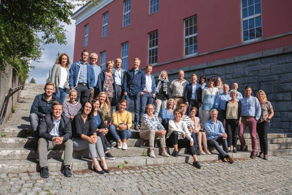 Alle bankens ansatte er oppstilt i trappen ved Haugesund rådhus