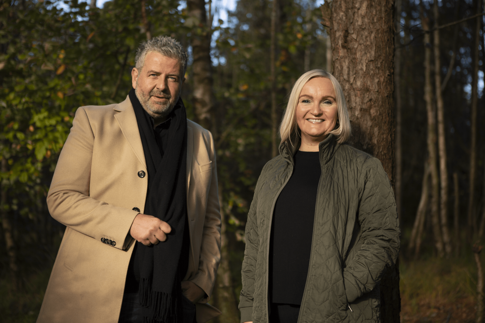 Kunderådgiver og kunde poserer sammen 