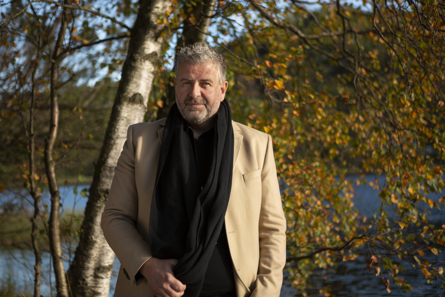 Kunderådgiver poserer foran bjørkeskog