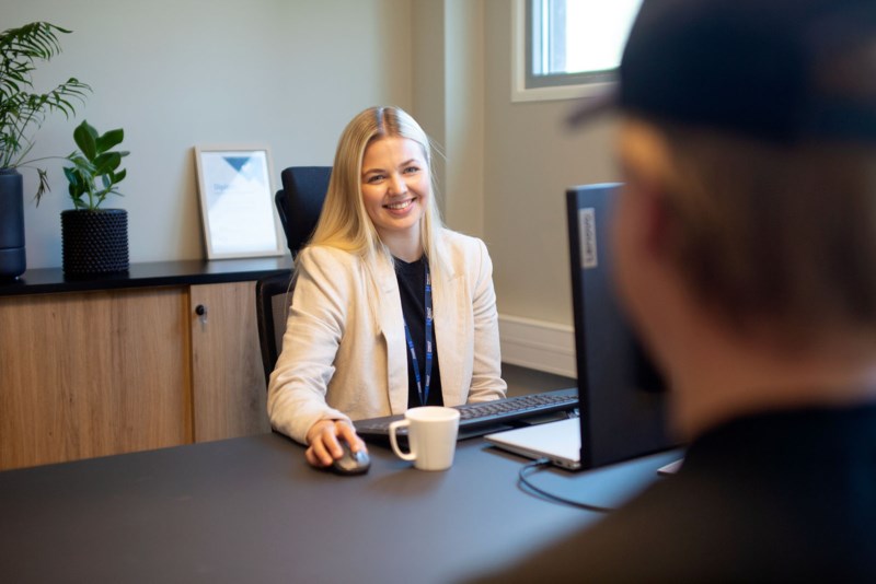 Kunderådgiver i samtale med kunde