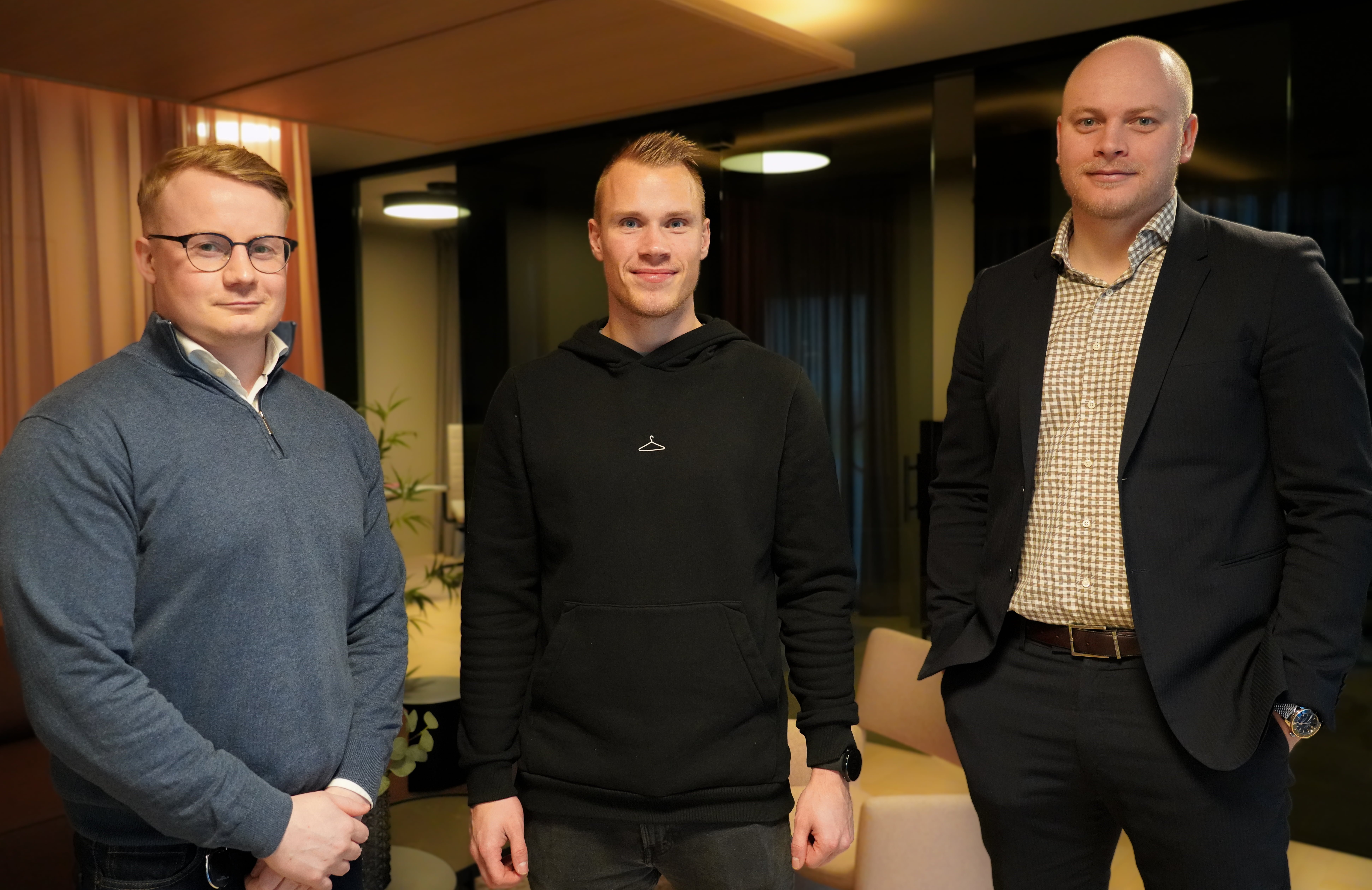 Kunderådgiver poserer med en ung kunde og megler