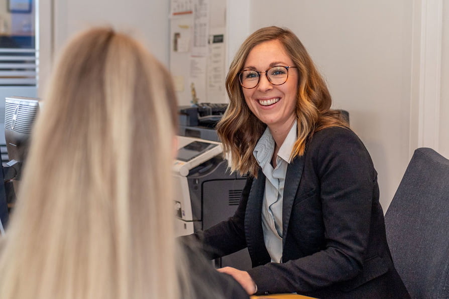 Kunderådgiver i samtale med kunde