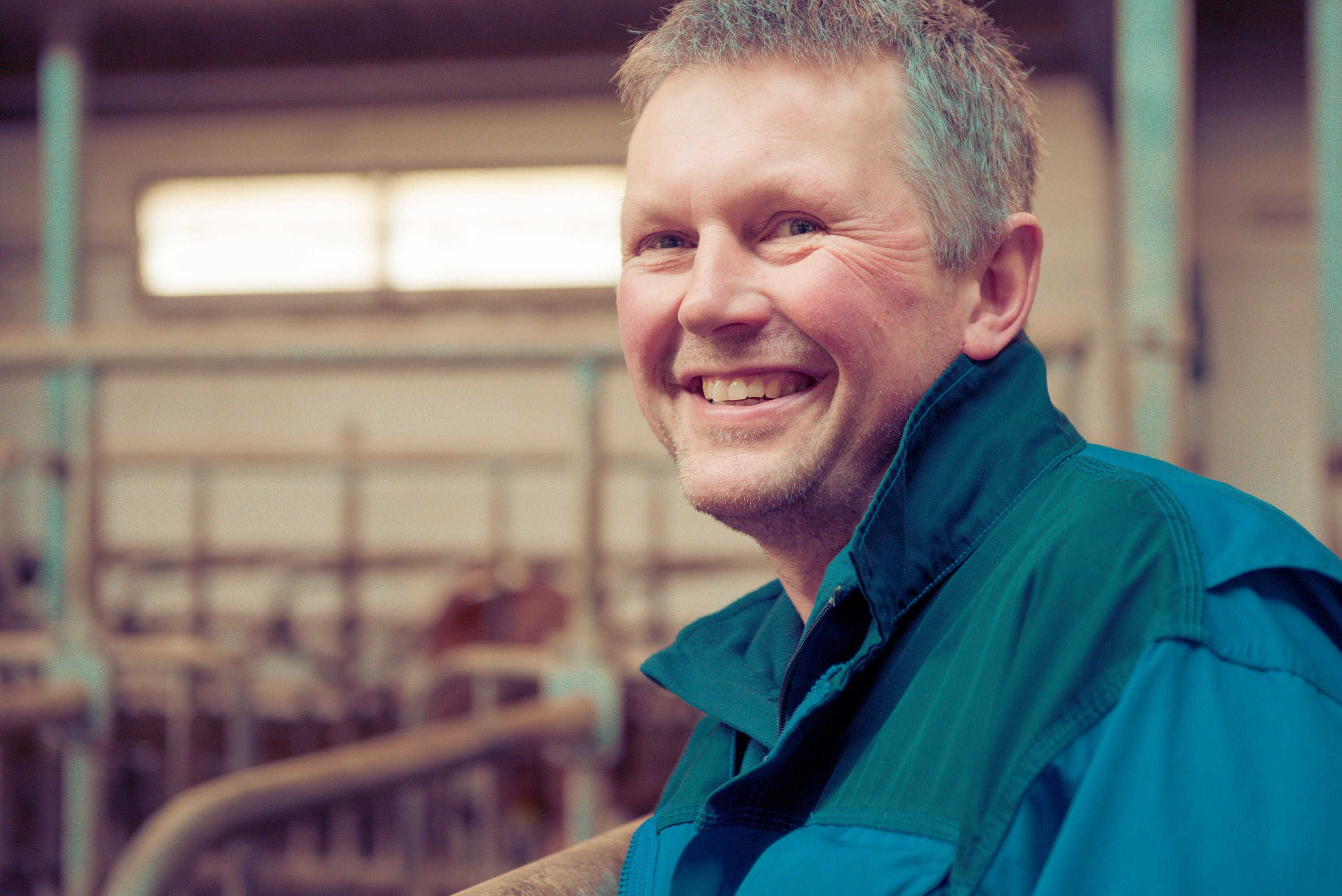 Blid bonde i fjøset