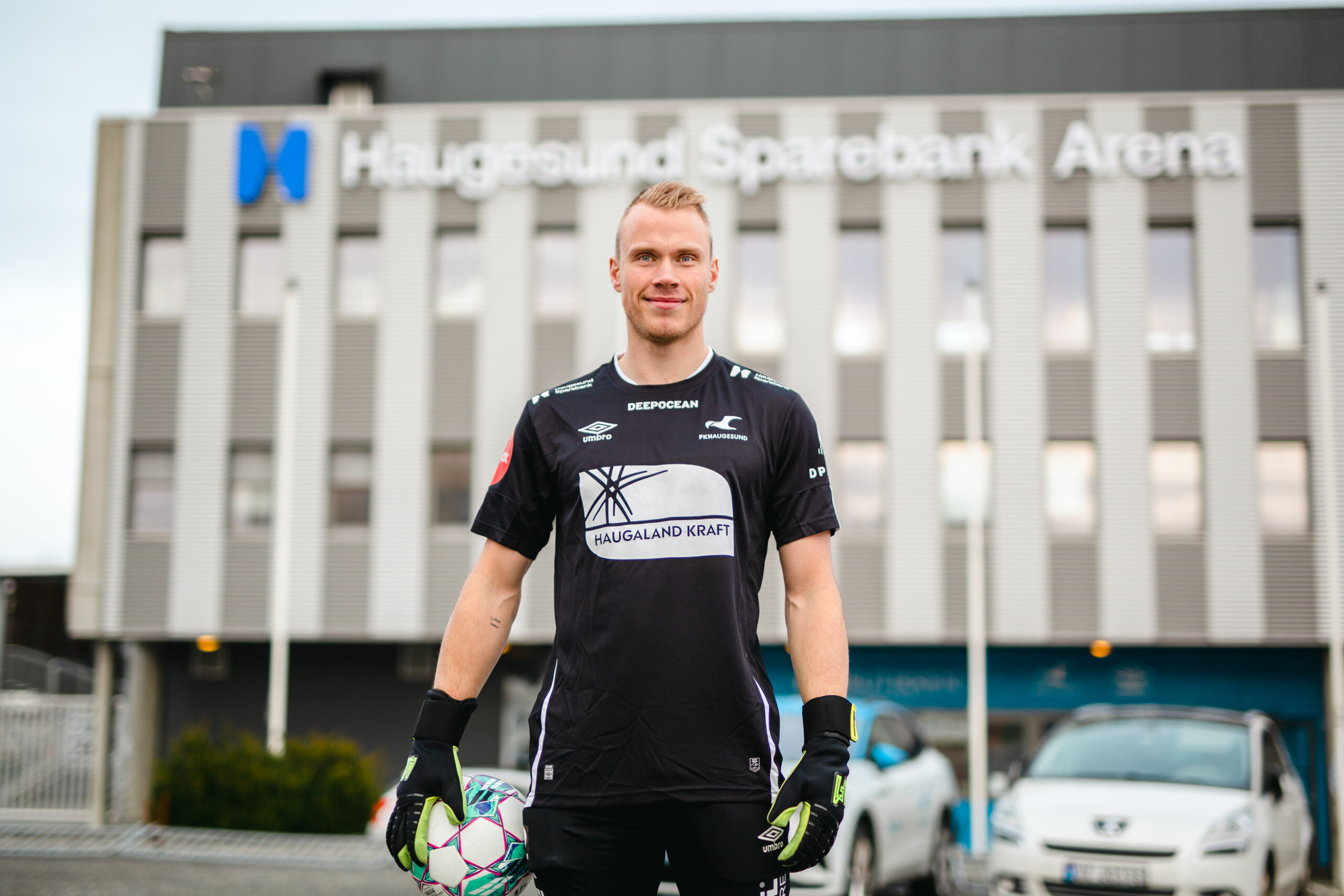 Fortballspiller står forran Haugesund Sparebank Arena