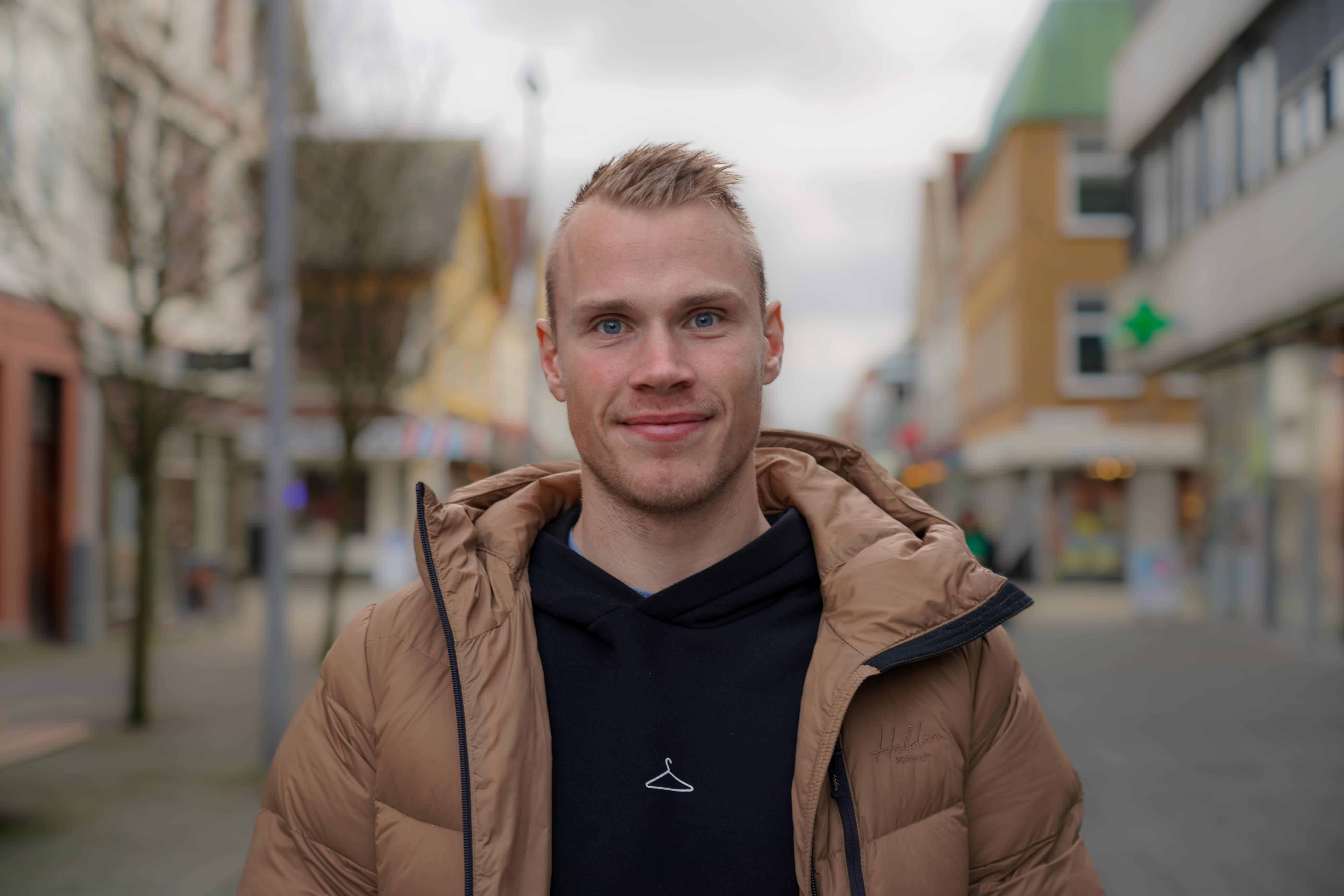 Amund Wichne går i Haraldsgata i Haugesund