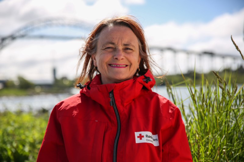 En blid dame i en Røde Kors-jakke