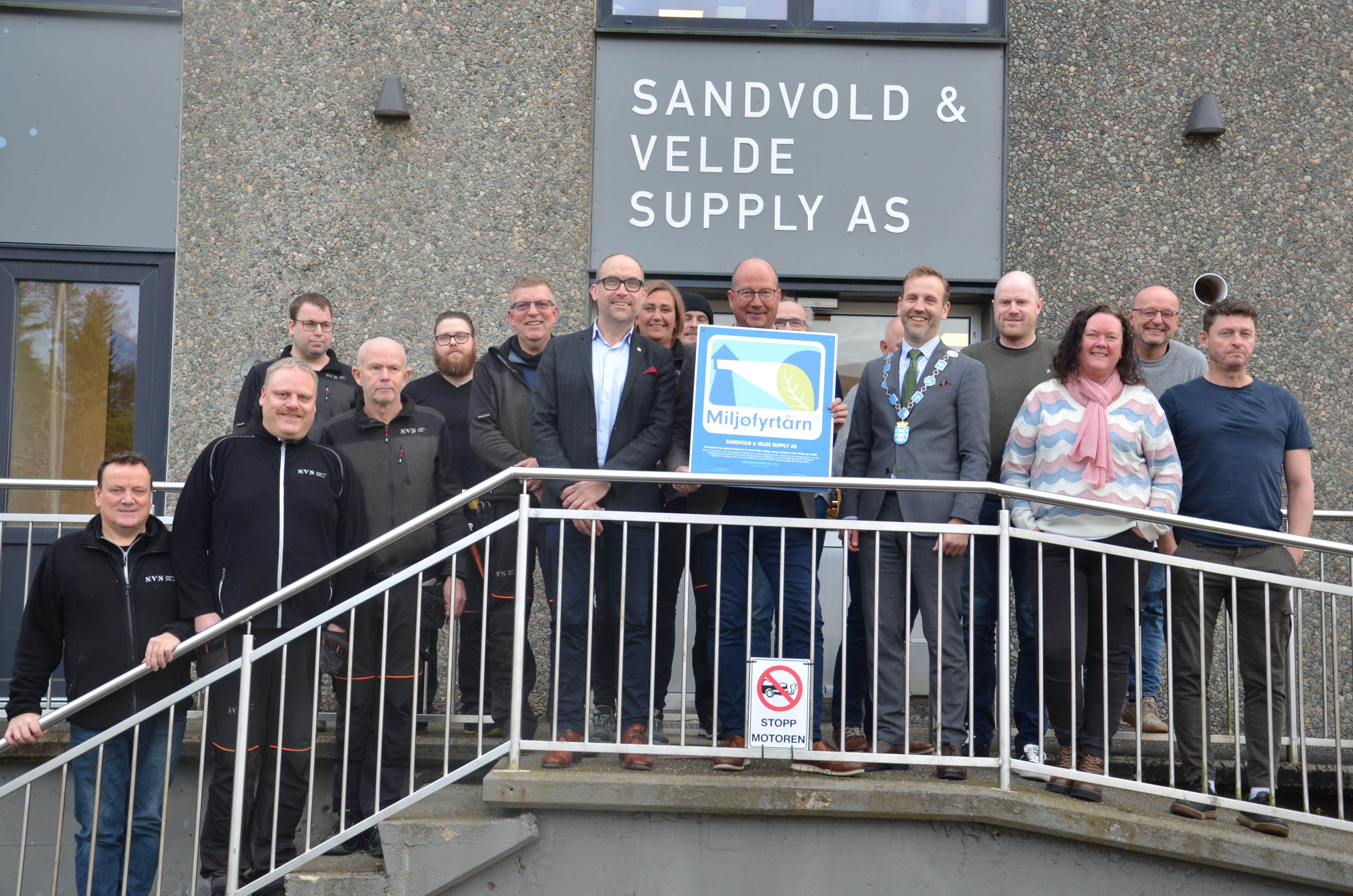 Ansatte ved Sandvold & Velde samlet oppe på en trapp