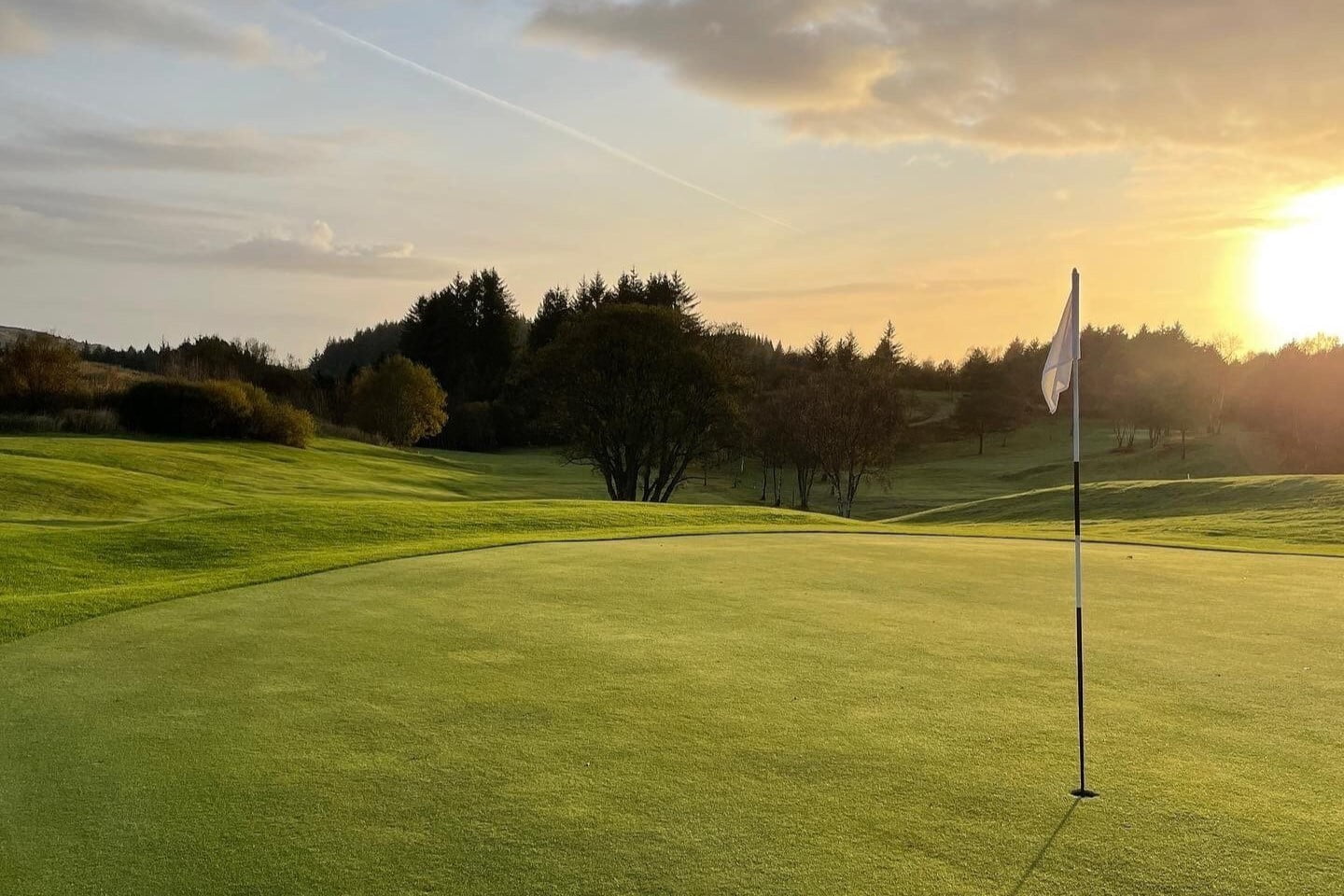 Golfbane i solnedgang