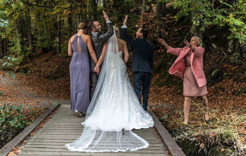 Brudepar og venner i Djupadalen