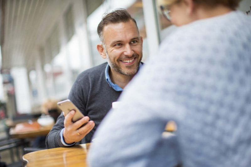 Par sitter på Naturbakst og prater