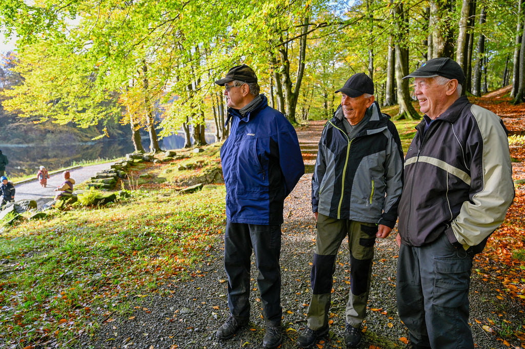 Tre pensjonister går tur i Djupadalen om høsten