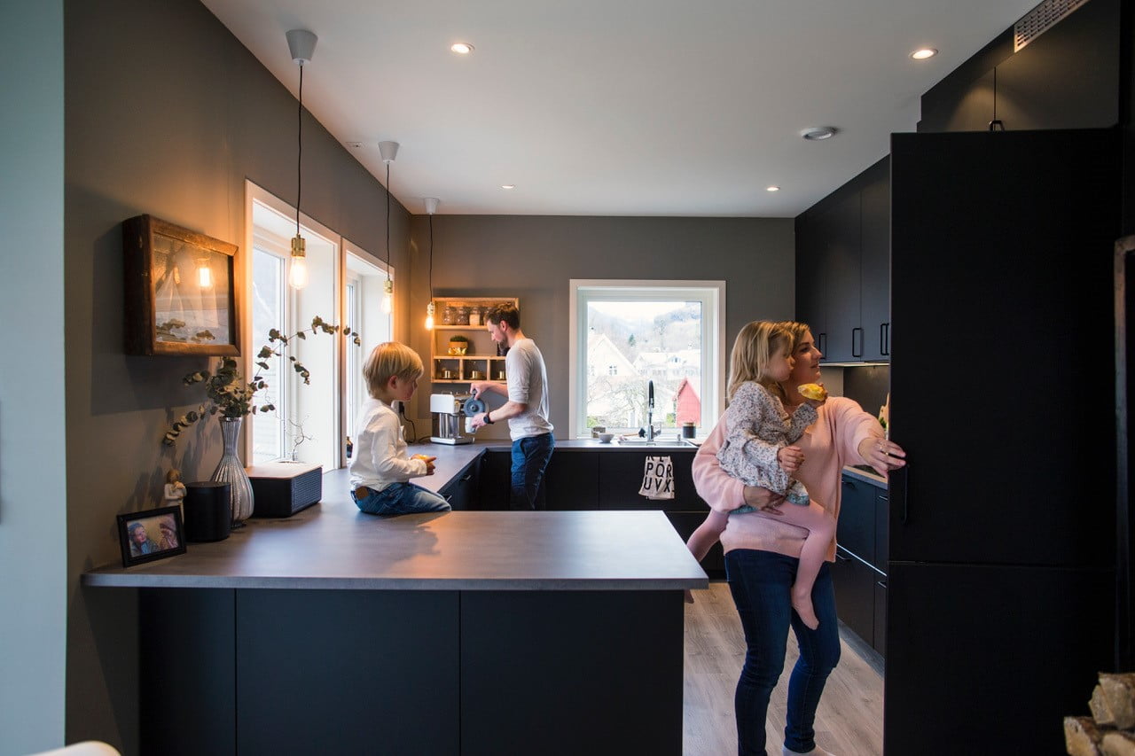 Ung familie på kjøkkenet