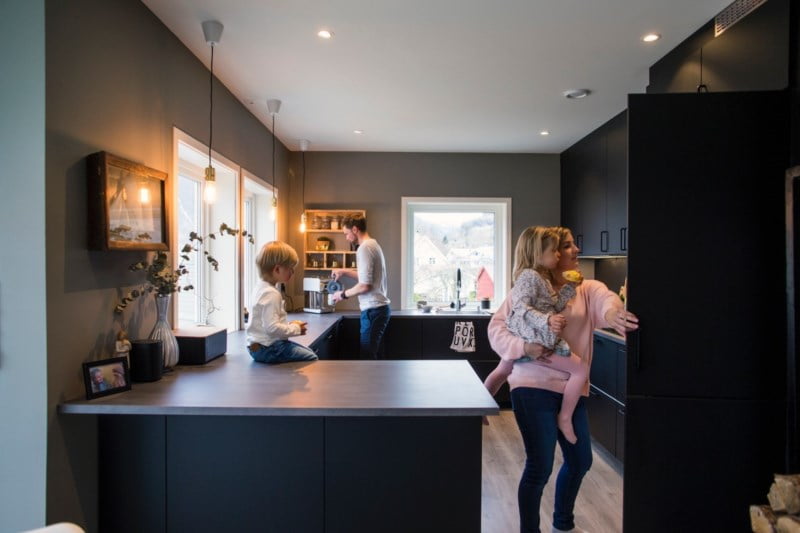 Ung familie på kjøkkenet