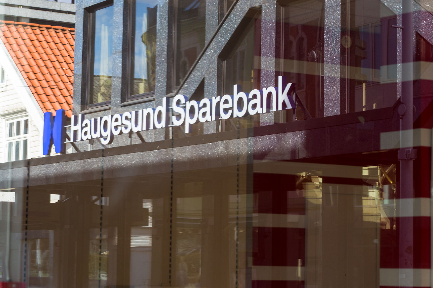 Inngangspartiet til Haugesund Sparebank i Haraldsgaten