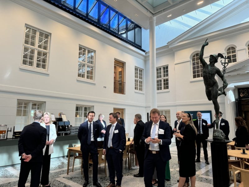 Pent kledde mennesker inne på Oslo Børs