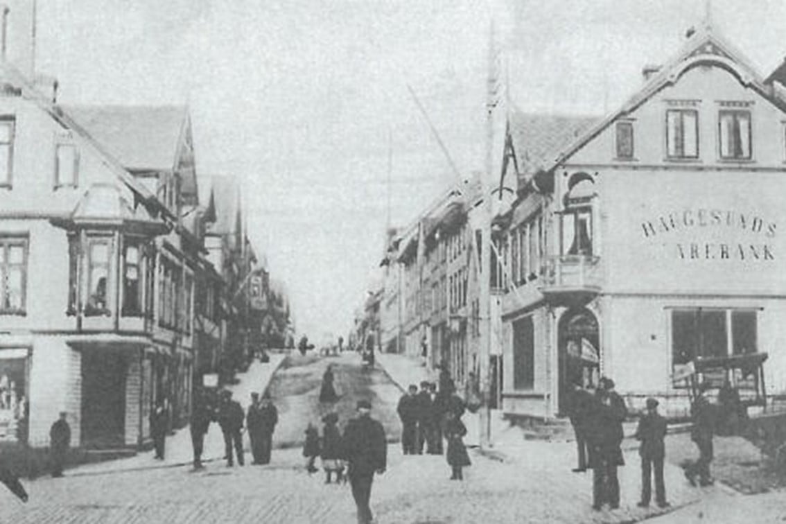 Et historisk bilde av Haugesund Sparebanks lokaler i Strandgaten i sort hvitt