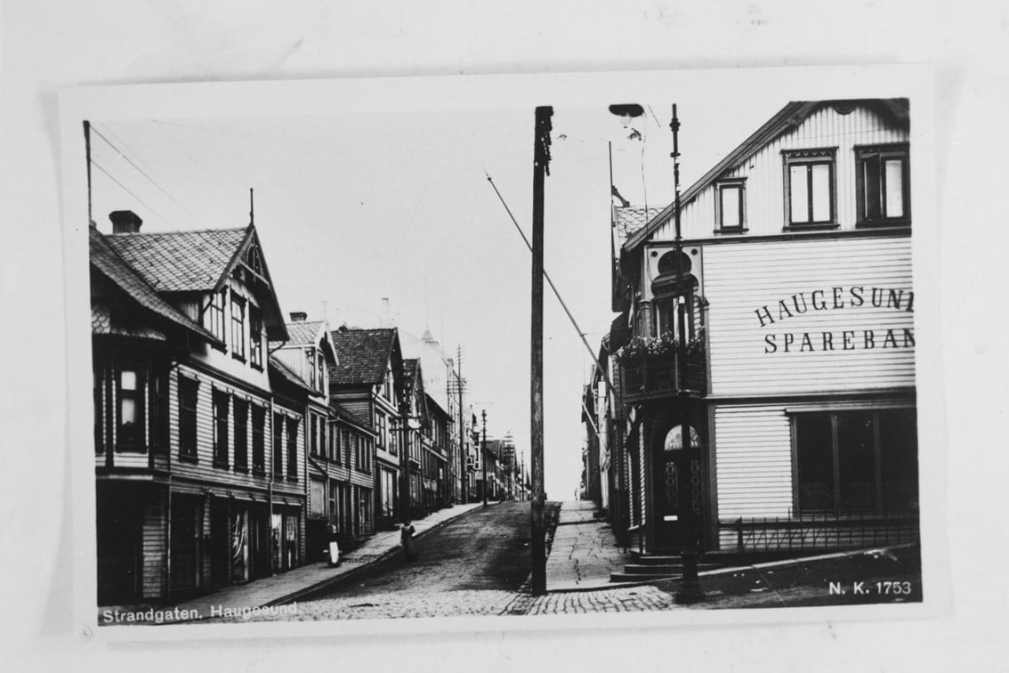 Et historisk bilde av Haugesund Sparebanks lokaler i Strandgaten i sort hvitt