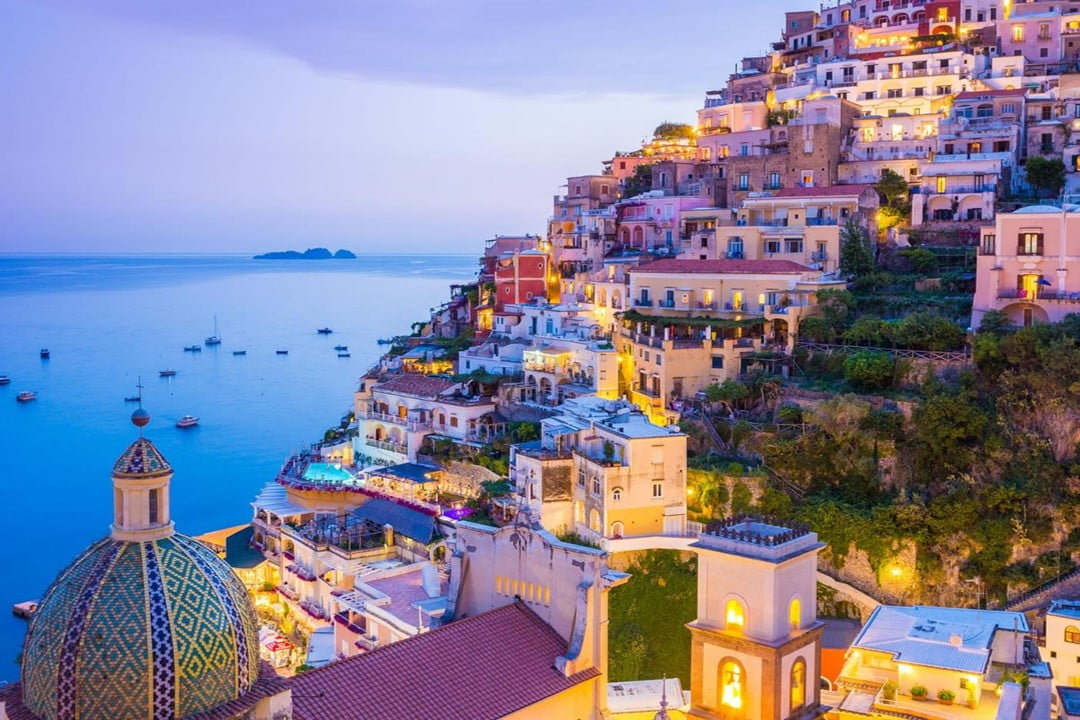 Positano ved Amalfikysten i Italia om kvelden.